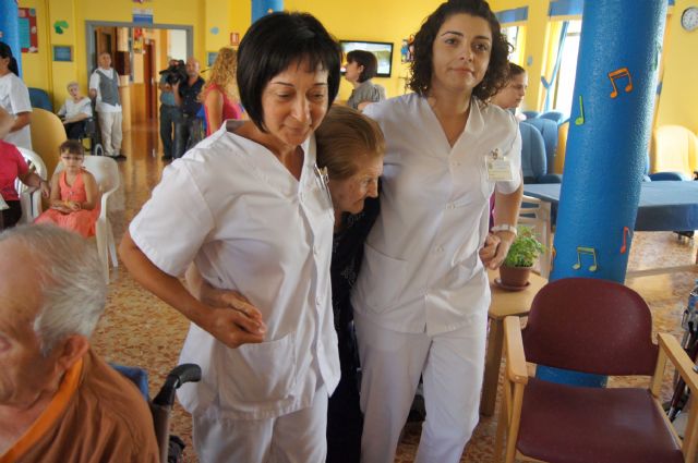 Autoridades municipales asisten a las actividades de la Fiesta del Día del Abuelo que organiza la residencia de ancianos La Purísima - 2, Foto 2