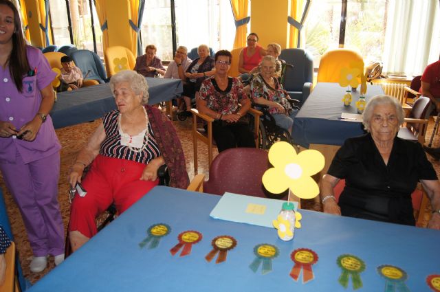 Autoridades municipales asisten a las actividades de la Fiesta del Día del Abuelo que organiza la residencia de ancianos La Purísima, Foto 3