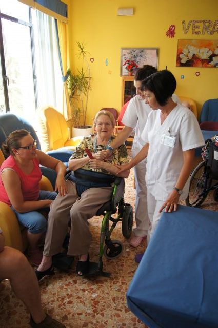 Autoridades municipales asisten a las actividades de la Fiesta del Día del Abuelo que organiza la residencia de ancianos La Purísima, Foto 6