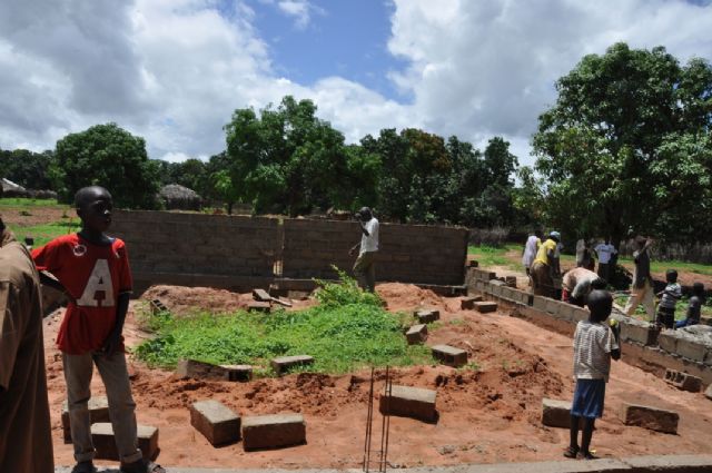La fundacin de los trabajadores de ELPOZO ALIMENTACIN dona 6.000 euros para la construccin de un colegio en la aldea de Mangacounda, Foto 2