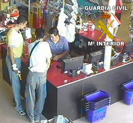 La Guardia Civil detiene  a dos atracadores de gasolineras de Caravaca y Mula - 2, Foto 2