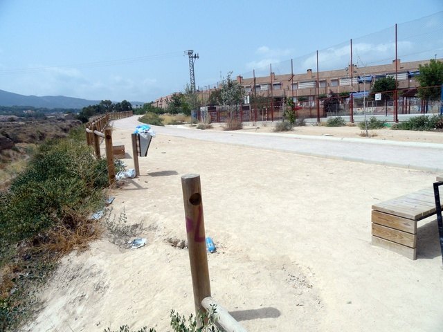 El Grupo Socialista denuncia el abandono absoluto del entorno recreativo de la rambla de El Palmar inaugurado hace menos de un año - 1, Foto 1