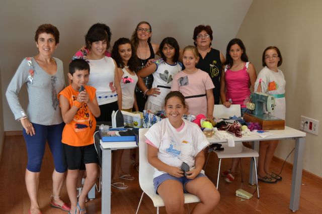 La diseñadora Raquel Samper imparte un taller de reciclaje y diseño de camisetas - 1, Foto 1
