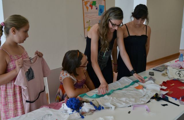 La diseñadora Raquel Samper imparte un taller de reciclaje y diseño de camisetas - 2, Foto 2