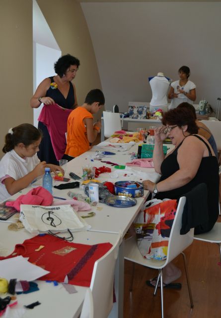 La diseñadora Raquel Samper imparte un taller de reciclaje y diseño de camisetas - 3, Foto 3