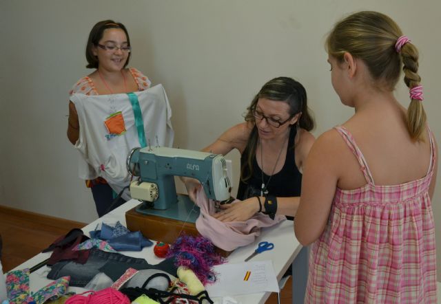 La diseñadora Raquel Samper imparte un taller de reciclaje y diseño de camisetas - 4, Foto 4