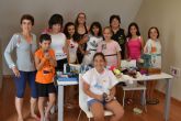 La diseñadora Raquel Samper imparte un taller de reciclaje y diseño de camisetas