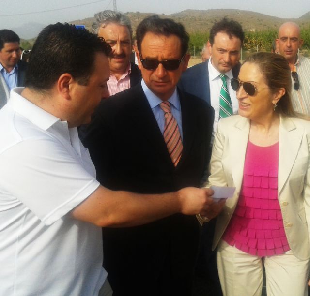 Juan Chinchilla entrega a la Ministra de Fomento una carta donde se pide la urgente continuación de la A-33 - 1, Foto 1