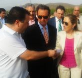 Juan Chinchilla entrega a la Ministra de Fomento una carta donde se pide la urgente continuación de la A-33