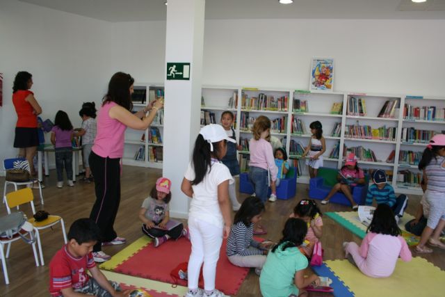 More than 300 students have participated in public libraries during the past year in various programs and activities to encourage reading and user training, Foto 2