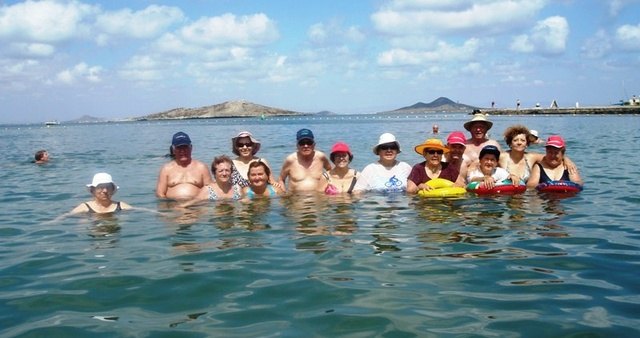 Unos 300 mayores de los centros sociales del IMAS disfrutan este verano de excursiones a la playa - 1, Foto 1