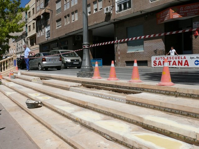 La Concejalía de Servicios acondiciona los accesos del Jardín del Rey Don Pedro - 1, Foto 1