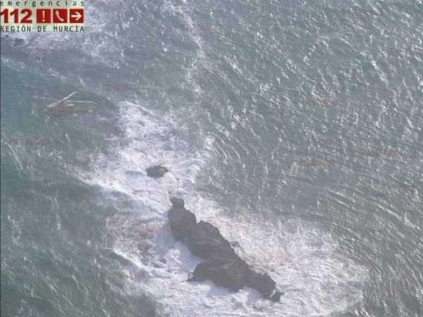 Rescatadas tres personas que habían quedado aisladas en unas rocas en la Playa de Galua - 1, Foto 1