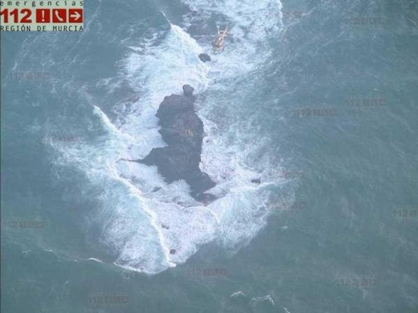 Rescatadas tres personas que habían quedado aisladas en unas rocas en la Playa de Galua - 2, Foto 2