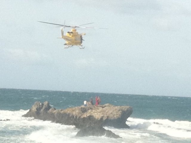 Rescatadas tres personas que habían quedado aisladas en unas rocas en la Playa de Galua - 3, Foto 3