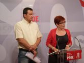 PSRM e IU piden a Valcárcel que deje de tomar el sol y cuente la verdad sobre la situación económica de la Región