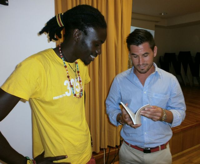 El senegalés Mamadou Dia presenta en Águilas su libro 3052 Persiguiendo un sueño - 1, Foto 1