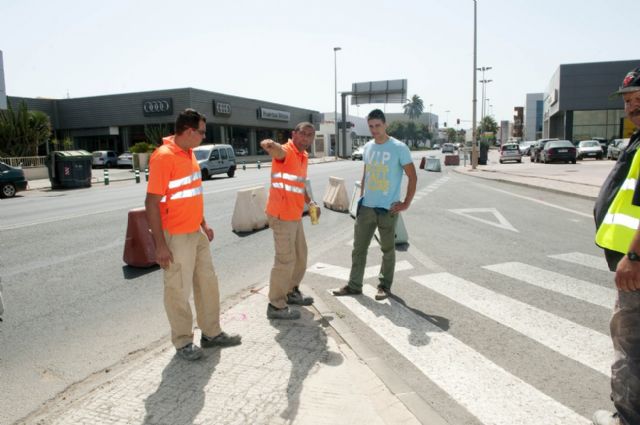 Acondicionan la acera de los concesionarios de Seat y Opel en la avenida Juan Carlos I - 1, Foto 1