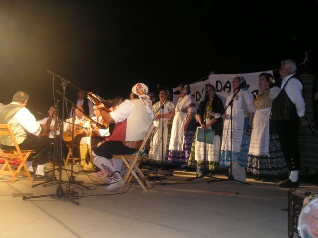 El Grupo de Coros y Danzas Ermita Nueva Peña El Cuartillo en un momento de su actuación en el I Festival de Folklore La Cebolla, celebrado en San Vicente de Alcántara (Badajoz)., Foto 1