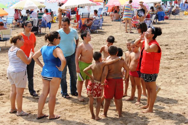 70 jóvenes de la Escuela de Verano de Cruz Roja Lorca pasan un día de diversión en la playa del Rihuete - 1, Foto 1