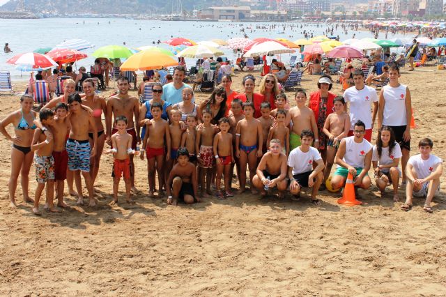 70 jóvenes de la Escuela de Verano de Cruz Roja Lorca pasan un día de diversión en la playa del Rihuete - 2, Foto 2