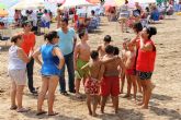 70 jóvenes de la Escuela de Verano de 'Cruz Roja Lorca' pasan un día de diversión en la playa del Rihuete