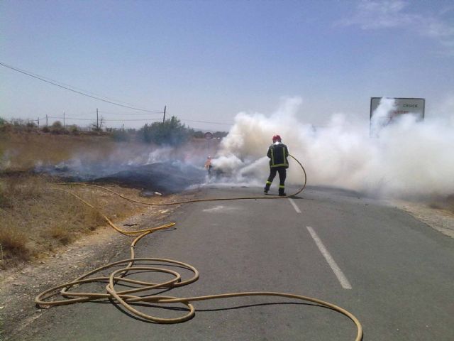 Efectivos del Servicio de Emergencias Municipal sofocan un vehículo incendiado en la carretera RM-C 12 - 1, Foto 1
