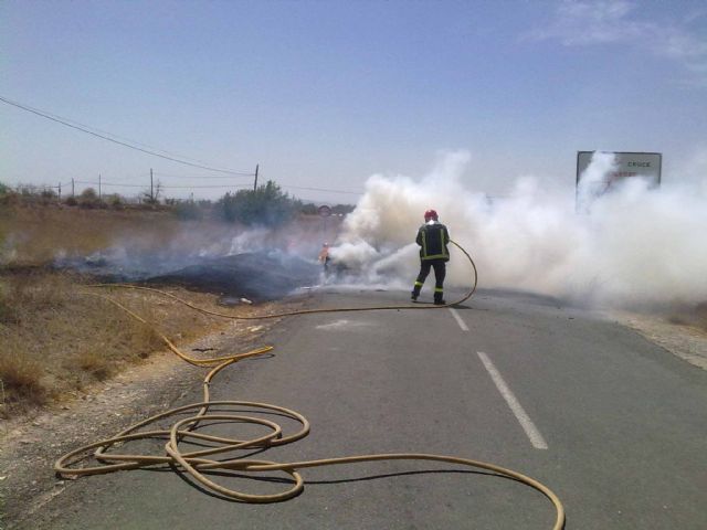 Efectivos del Servicio de Emergencias Municipal sofocan un vehículo incendiado en la carretera RM-C 12 - 1, Foto 1