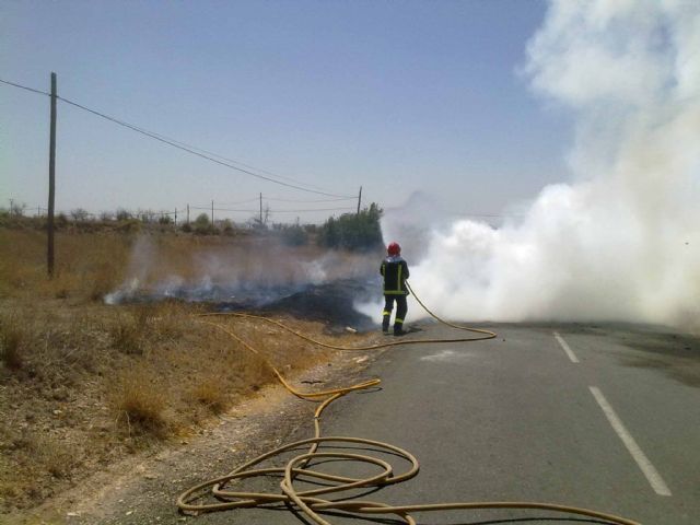 Efectivos del Servicio de Emergencias Municipal sofocan un vehículo incendiado en la carretera RM-C 12 - 2, Foto 2