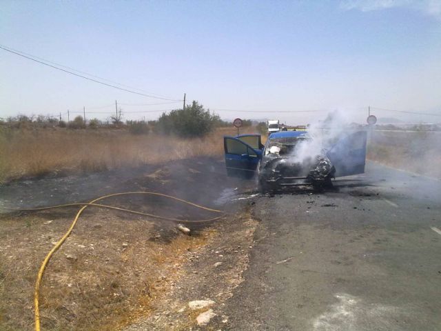 Efectivos del Servicio de Emergencias Municipal sofocan un vehículo incendiado en la carretera RM-C 12 - 3, Foto 3