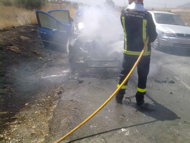 Efectivos del Servicio de Emergencias Municipal sofocan un vehículo incendiado en la carretera RM-C 12 - 4, Foto 4