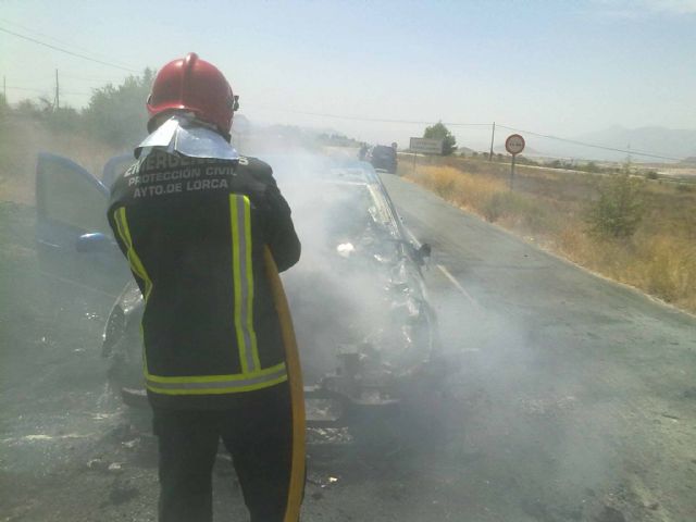 Efectivos del Servicio de Emergencias Municipal sofocan un vehículo incendiado en la carretera RM-C 12 - 5, Foto 5