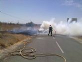 Efectivos del Servicio de Emergencias Municipal sofocan un vehculo incendiado en la carretera RM-C 12