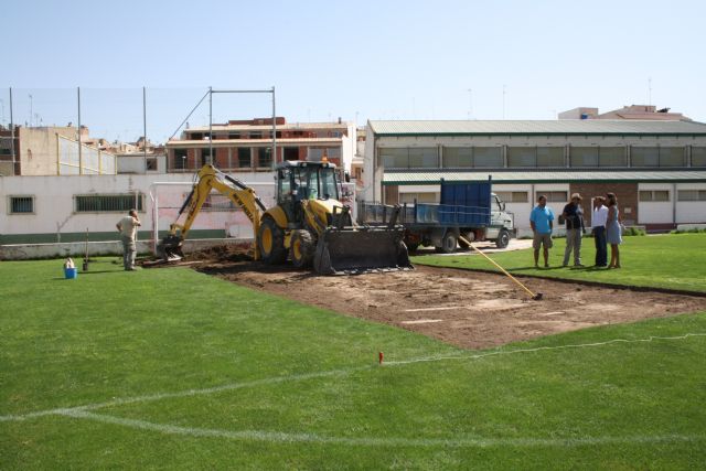 Comienzan las mejoras del césped del campo de fútbol Nicolás de las Peñas - 1, Foto 1