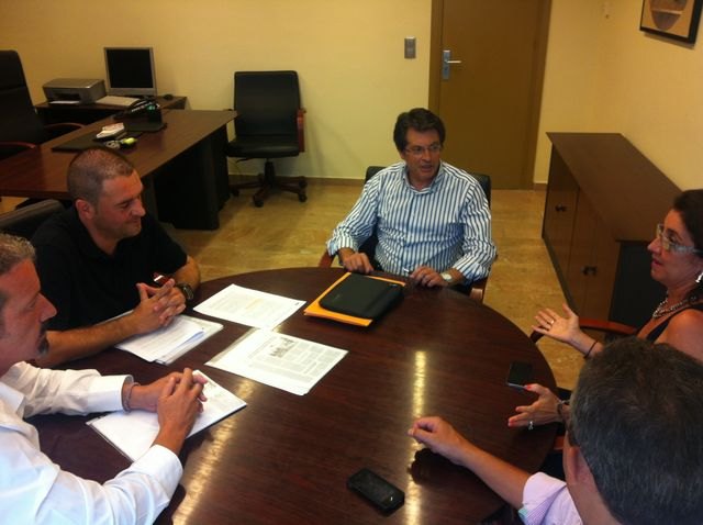 El Alcalde de Lorca y la Comisionada del Gobierno de España para la Reconstrucción tras los Terremotos se reúnen con la Asamblea de Vecinos - 1, Foto 1