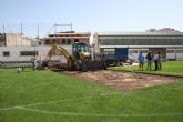Comienzan las mejoras del césped del campo de fútbol Nicolás de las Peñas