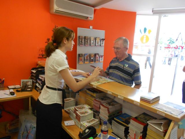 Éxito del reparto de los programas de la Feria de Murcia en inglés - 1, Foto 1