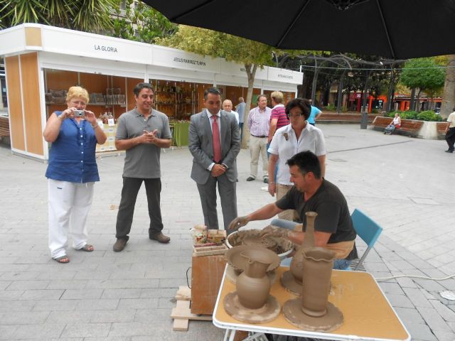 Los artesanos muestran sus productos hechos a mano en la Plaza de Santo Domingo - 1, Foto 1