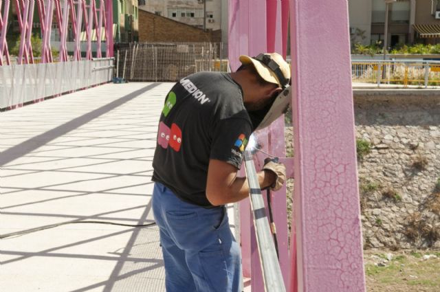 La pasarela rosa de la Rambla ya tiene puesta la mitad de la barandilla - 1, Foto 1