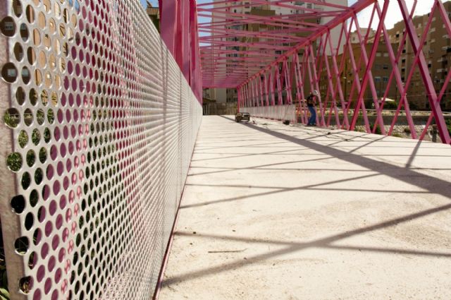 La pasarela rosa de la Rambla ya tiene puesta la mitad de la barandilla - 2, Foto 2