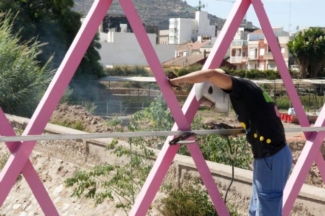 La pasarela rosa de la Rambla ya tiene puesta la mitad de la barandilla - 3, Foto 3