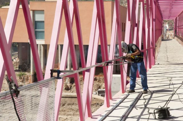 La pasarela rosa de la Rambla ya tiene puesta la mitad de la barandilla - 4, Foto 4