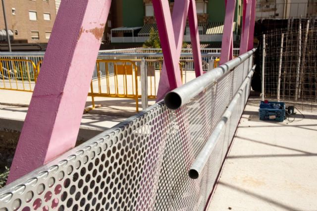 La pasarela rosa de la Rambla ya tiene puesta la mitad de la barandilla - 5, Foto 5