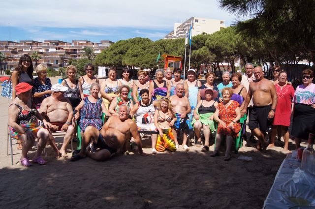 Autoridades municipales visitan a las personas mayores que han participado en el programa ¡Vente a la Playa!, Foto 1
