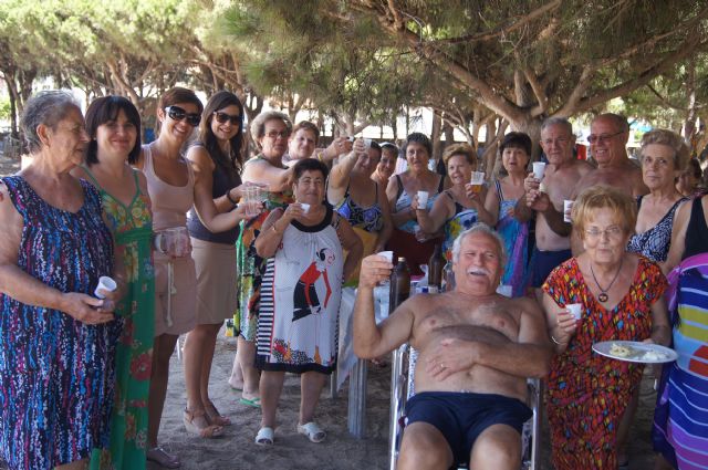 Autoridades municipales visitan a las personas mayores que han participado en el programa ¡Vente a la Playa!, Foto 2