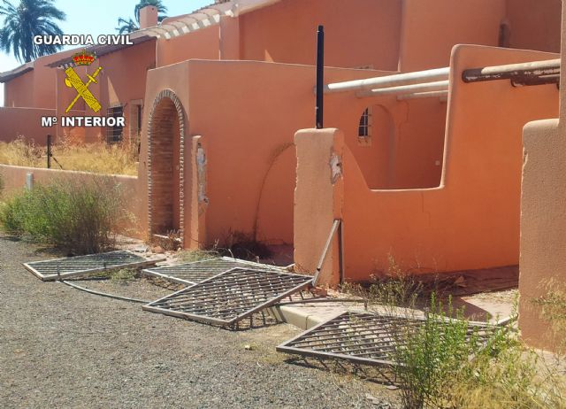 La Guardia Civil sorprende in fraganti a tres jóvenes sustrayendo material metálico - 1, Foto 1