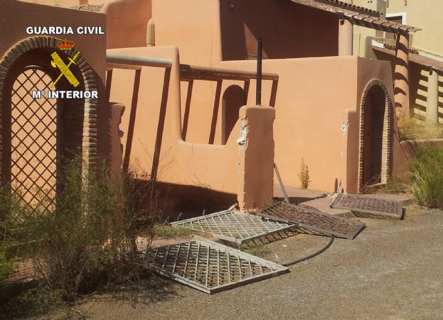 La Guardia Civil sorprende in fraganti a tres jóvenes sustrayendo material metálico - 3, Foto 3