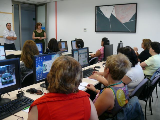 Un total de quince mujeres han iniciado hoy el curso de iniciación a la informática - 1, Foto 1