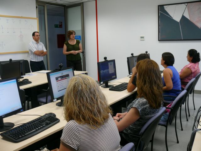 Un total de quince mujeres han iniciado hoy el curso de iniciación a la informática - 2, Foto 2