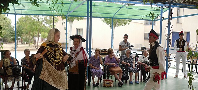 Mayores de las residencias de San Basilio y Obispo Azagra disfrutan del Festival Internacional de Folklore en el Mediterráneo - 1, Foto 1
